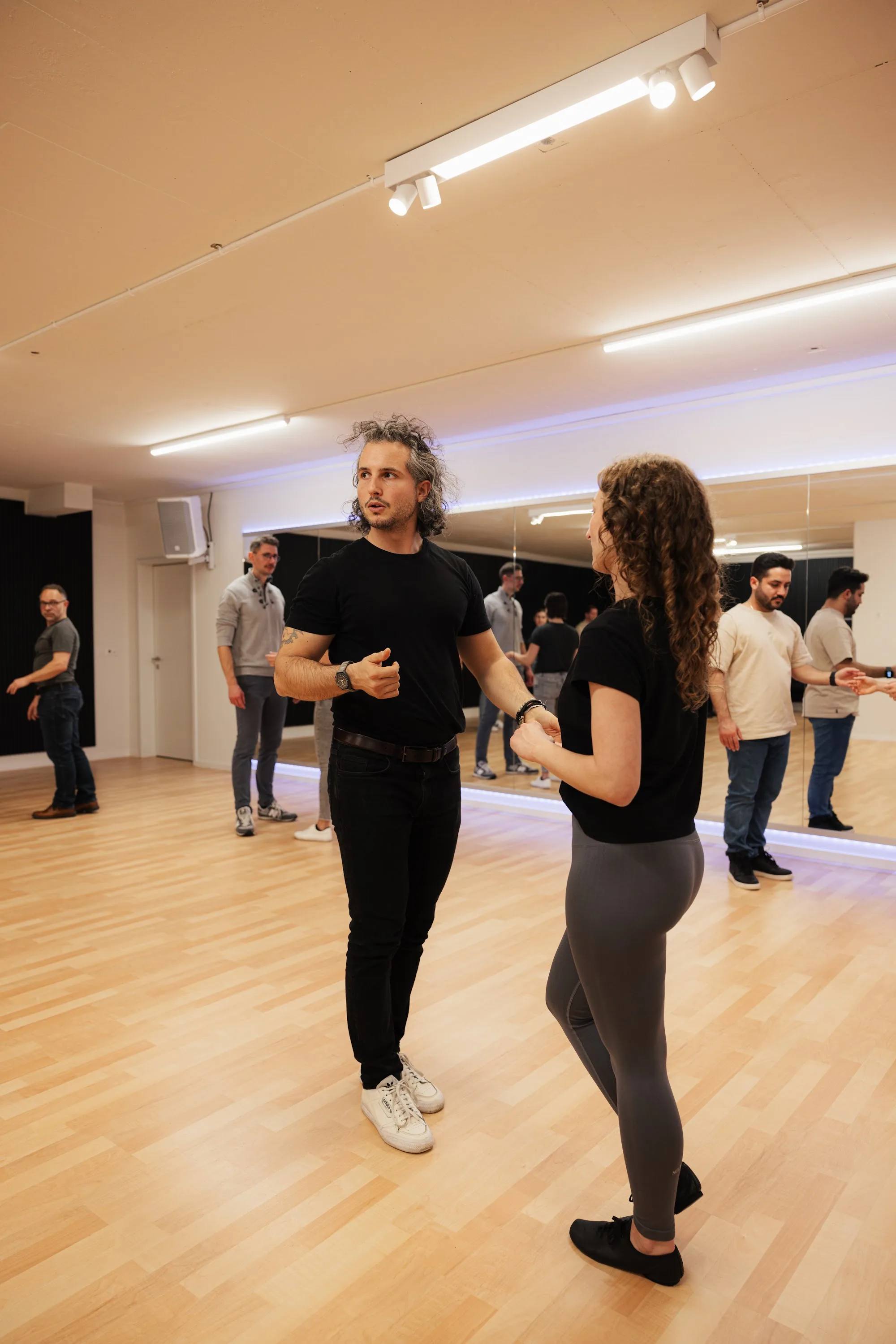 Couple dancing salsa in the studio at Bailamos Salsa, Basel