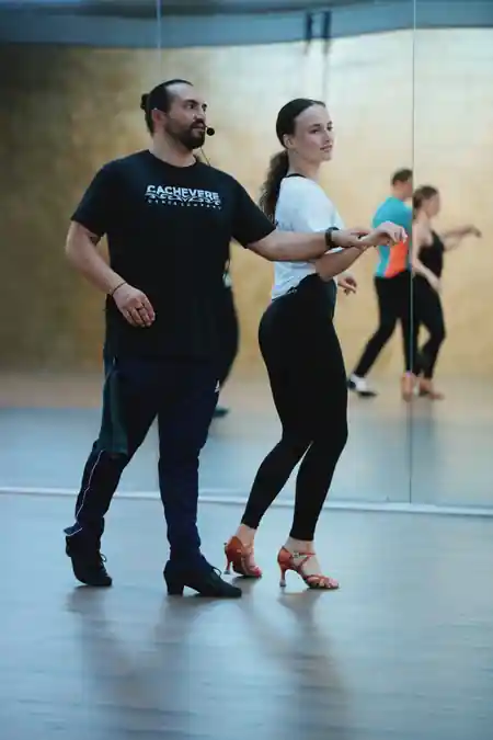 Salsa partner-work practice in the mirrored studio at Oropuro Dance Community Amsterdam