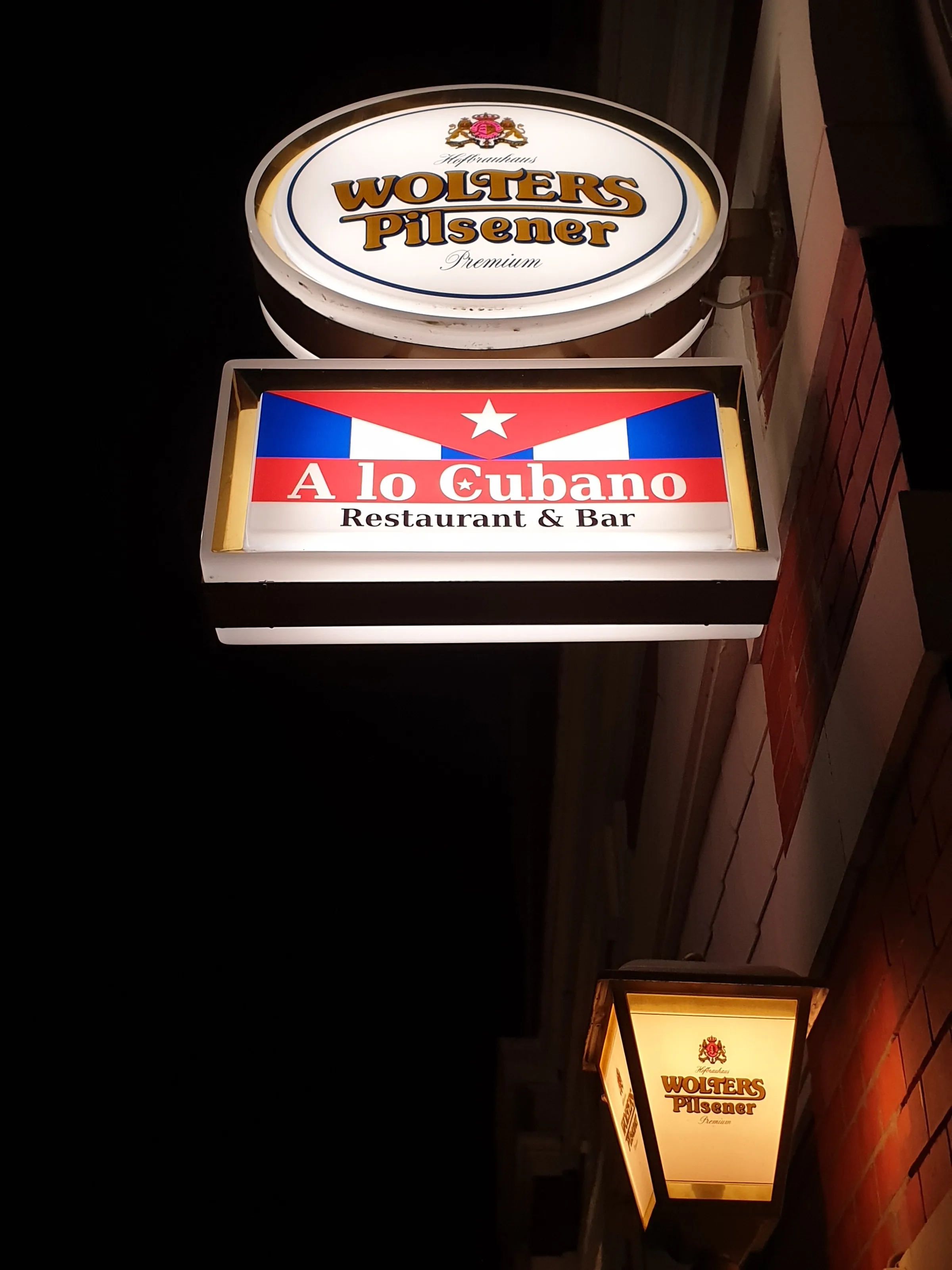 Lit A lo Cubano sign at night in Braunschweig marking the Cuban salsa bar and restaurant.