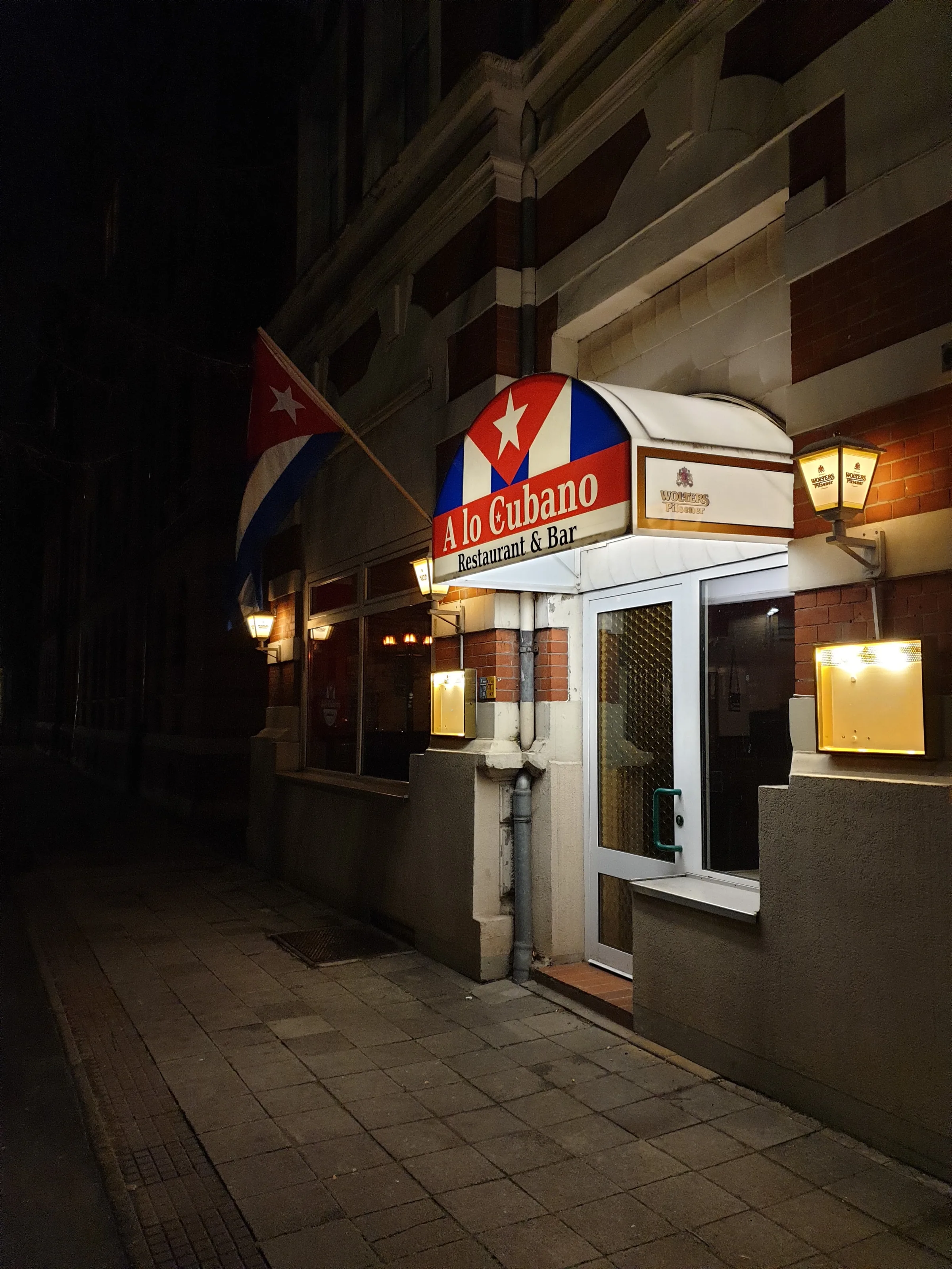 Illuminated night entrance of A lo Cubano in Braunschweig, a Cuban salsa bar and restaurant.