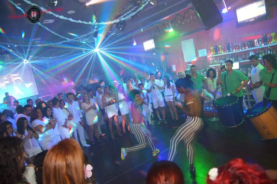 Live dance performance with crowd on the floor at Sala La Farándula Málaga