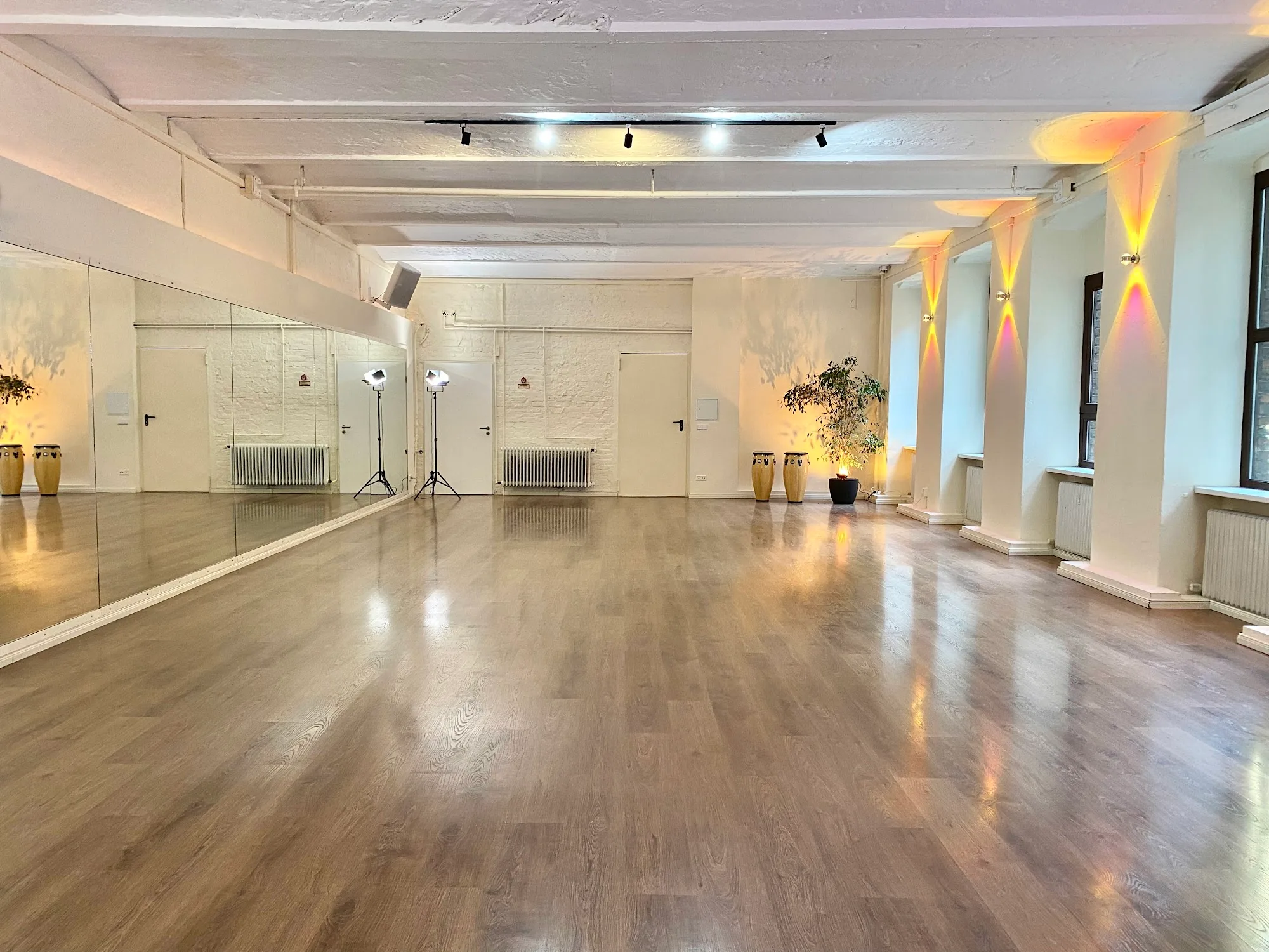 Wooden dance floor and mirror wall in the main studio at Dolce Vita Dance Studio Berlin