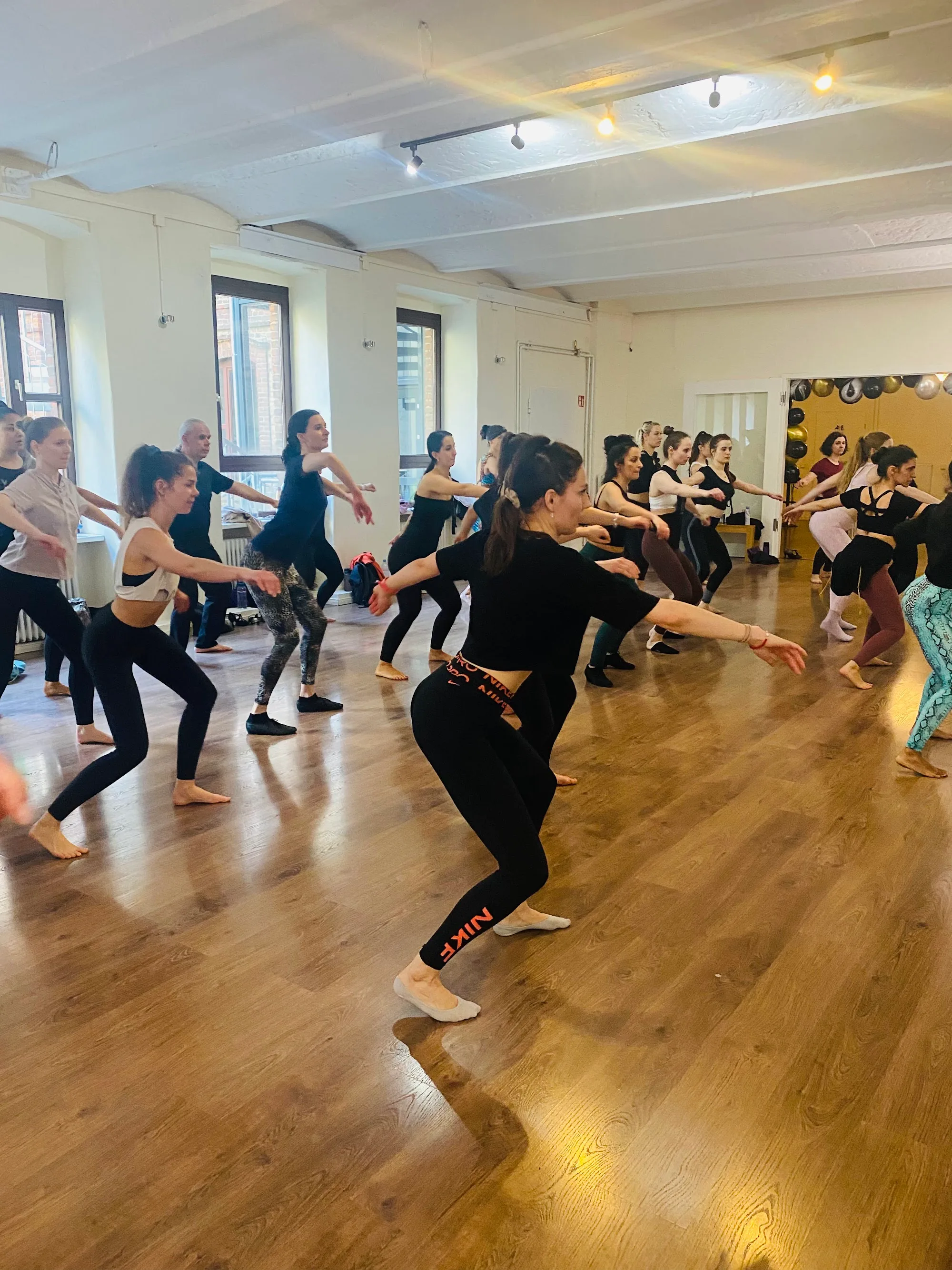 Dancers practicing in the mirrored studio at Dolce Vita Dance Studio Berlin