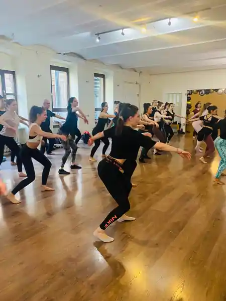 Dancers practicing in the mirrored studio at Dolce Vita Dance Studio Berlin — salsa venue in Berlin