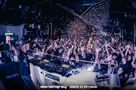 Confetti drop over crowd with DJ at Discoteca Dorian Gray Verona on Saturday night — salsa, bachata, kizomba venue in Verona
