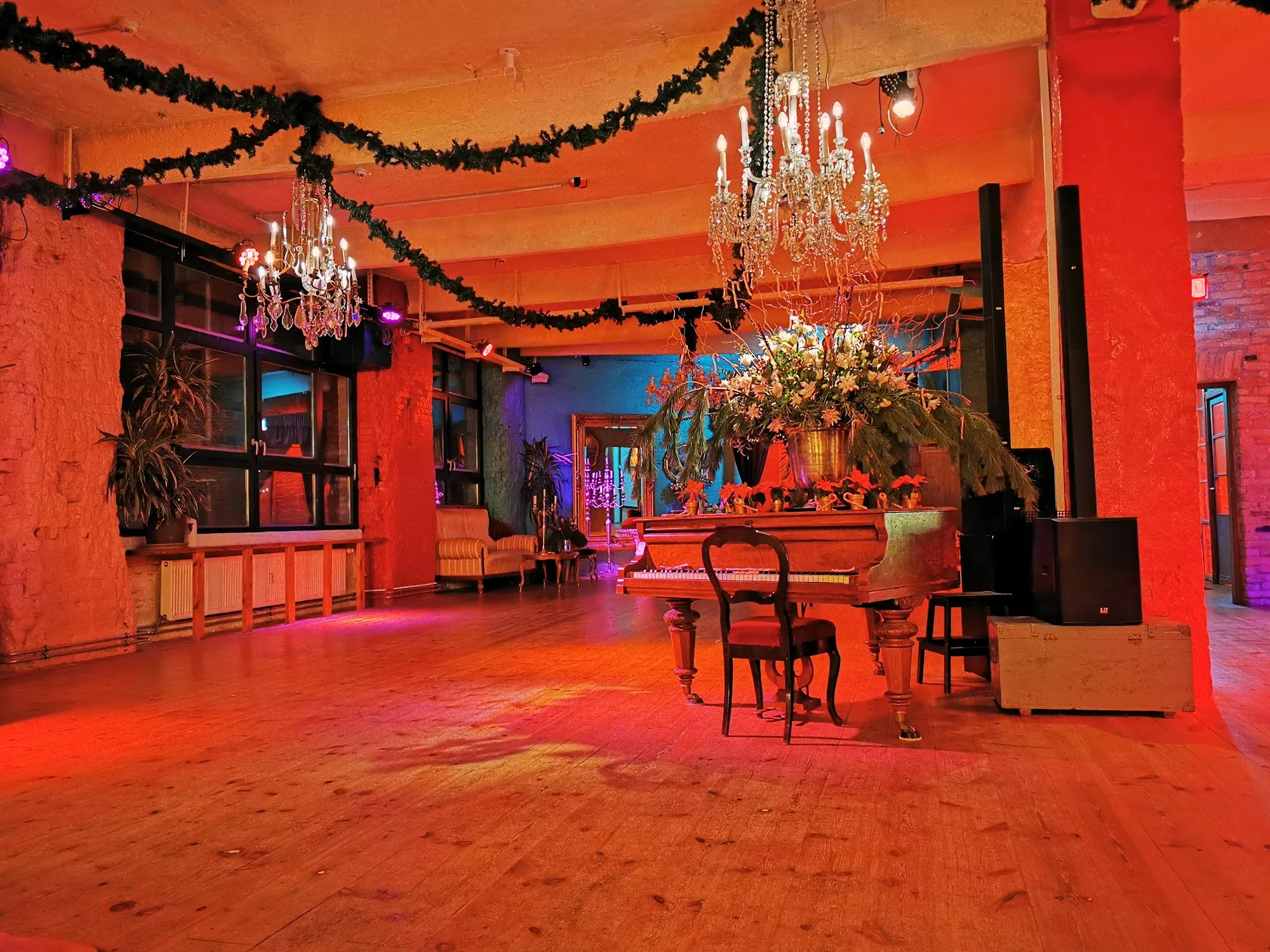 Grand piano and chandeliers on the dance floor at Tangoloft Berlin — salsa, bachata venue in Berlin