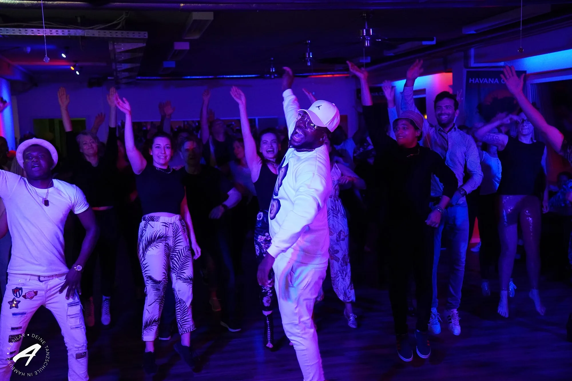 Energetic group dance class at Tanzschule A Bailar in Hamburg with crowd