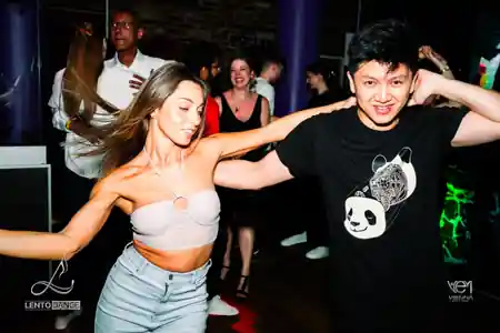 Bachata dancers on the social floor at Lento Dance Vienna