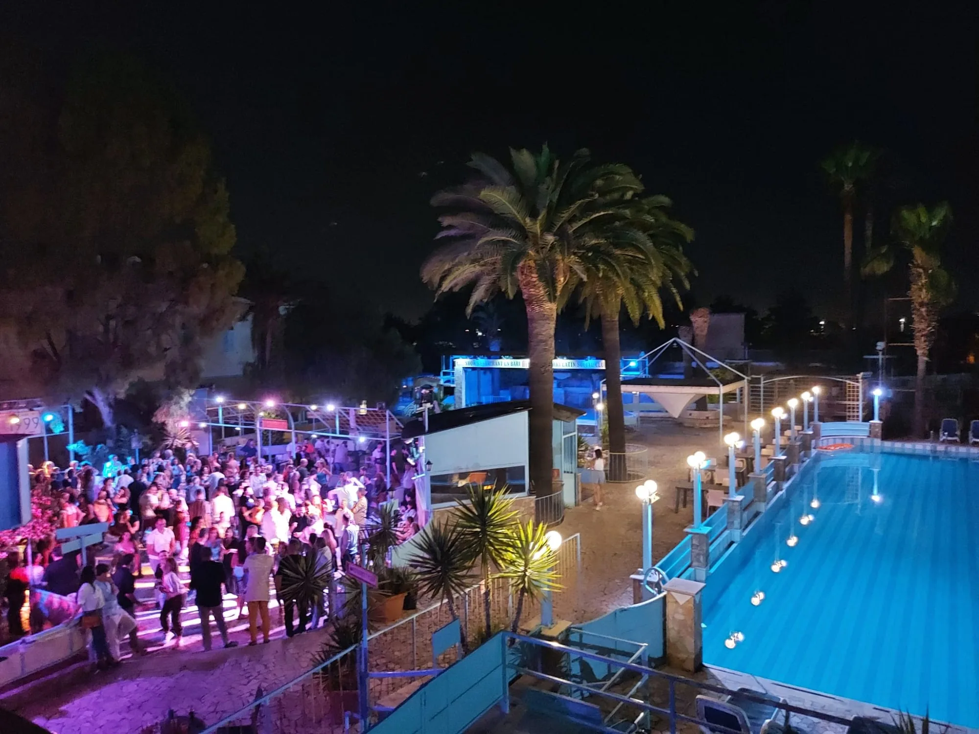 Mulata Latin Social Club Bari night outdoor party with crowd and palm trees