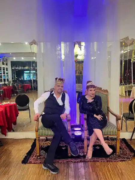 Couple posing in the mirrored ballroom interior of Tango Chocolate Hamburg — bachata, salsa venue in Hamburg