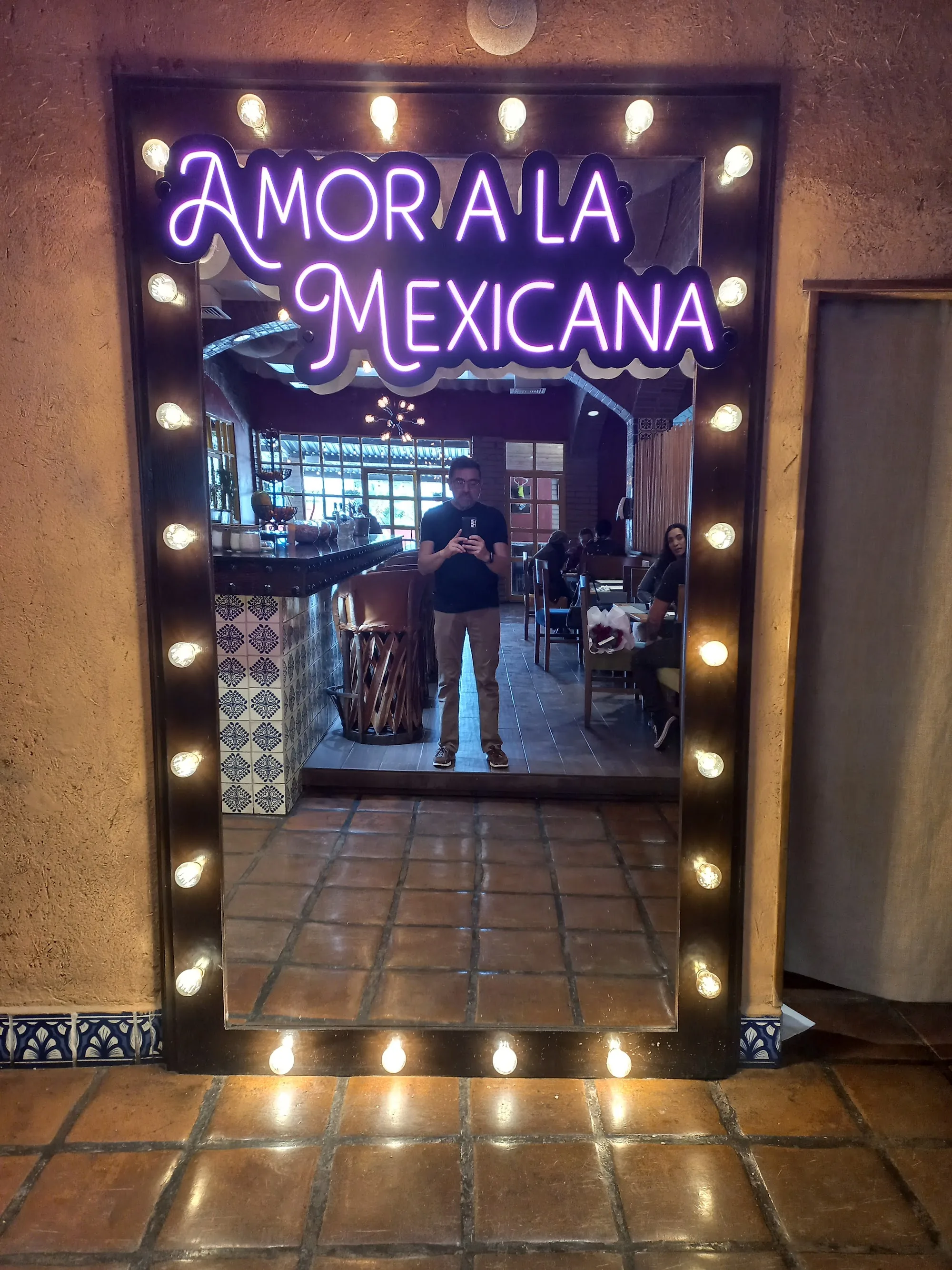 Beer Garden Plaza Juárez neon sign Amor a la Mexicana in venue mirror