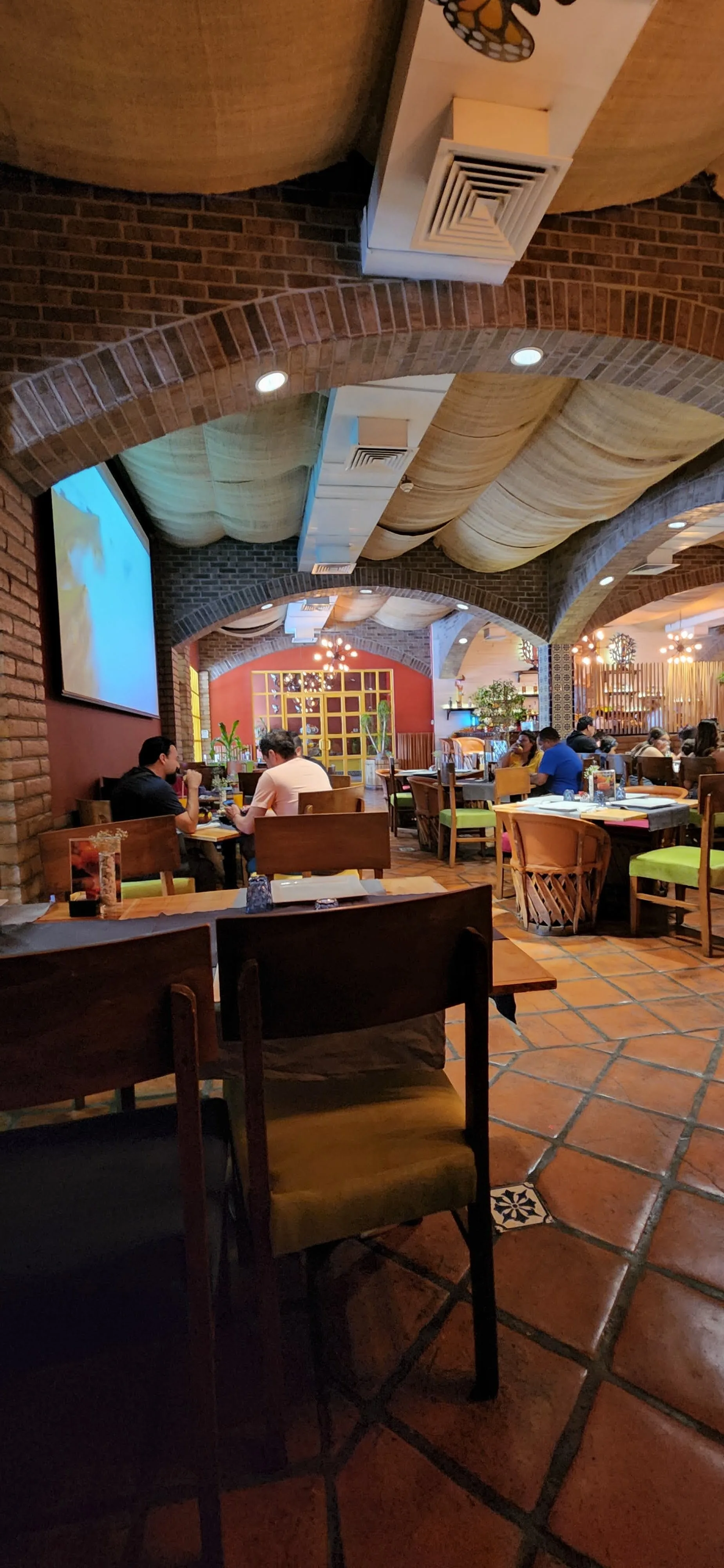 Beer Garden Plaza Juárez interior hall with arches and bar area