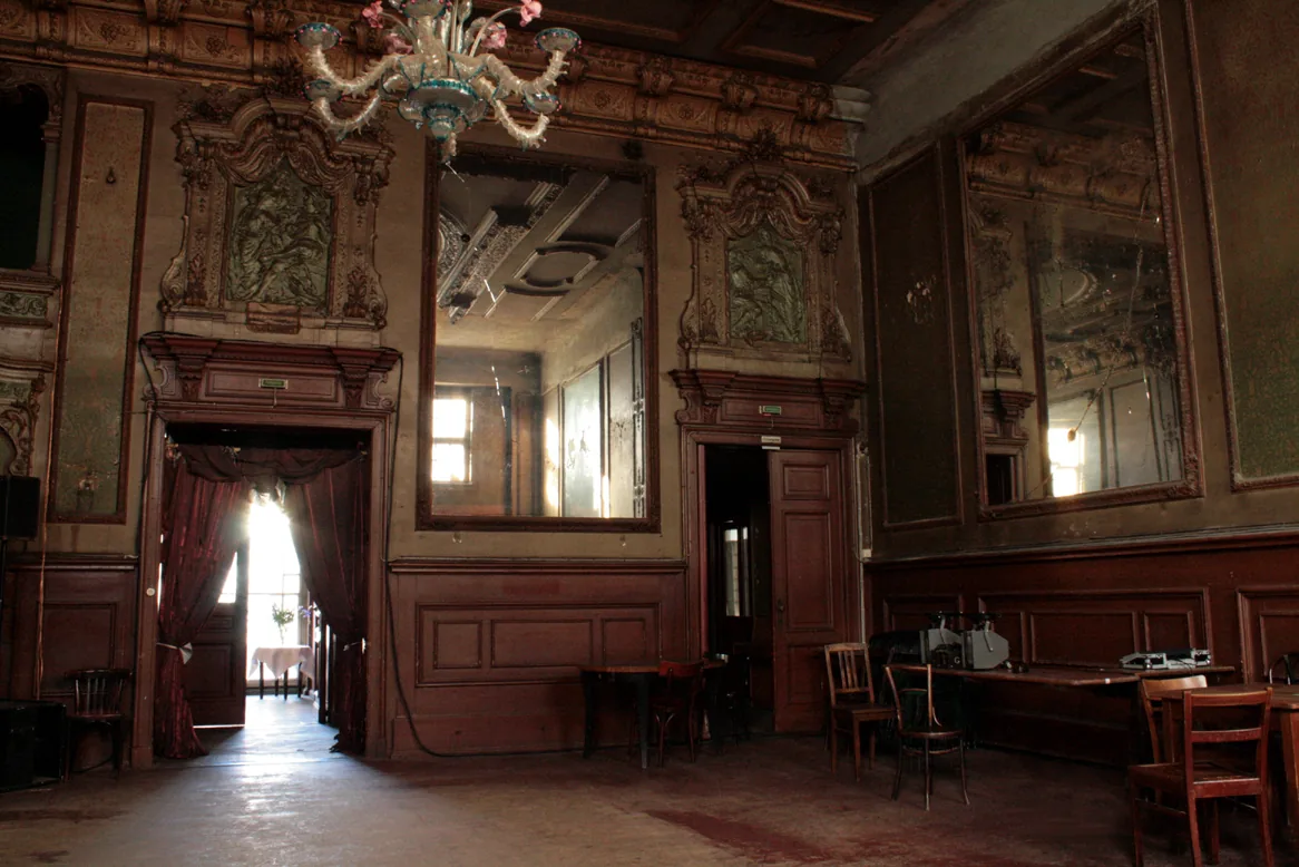 Clärchens Ballhaus - Salsa dance venue in Berlin