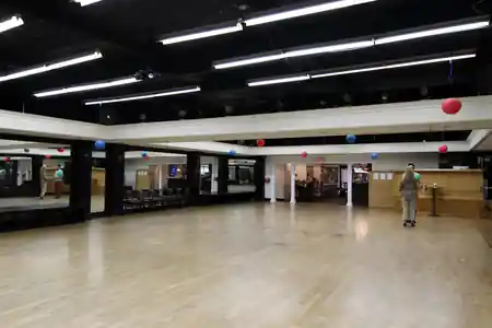 Large ballroom with mirrored walls and sprung dance floor at Atomic Ballroom, Irvine, kizomba venue in Irvine