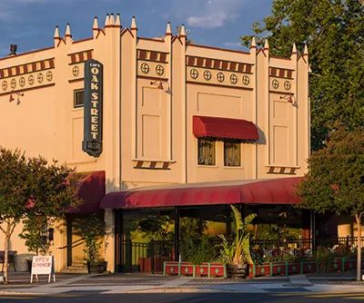 Caps Oak Street Bar and Grill exterior view of the classic Brentwood restaurant