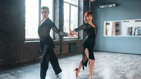 iDance Studio Söder, Stockholm – salsa class with couples dancing