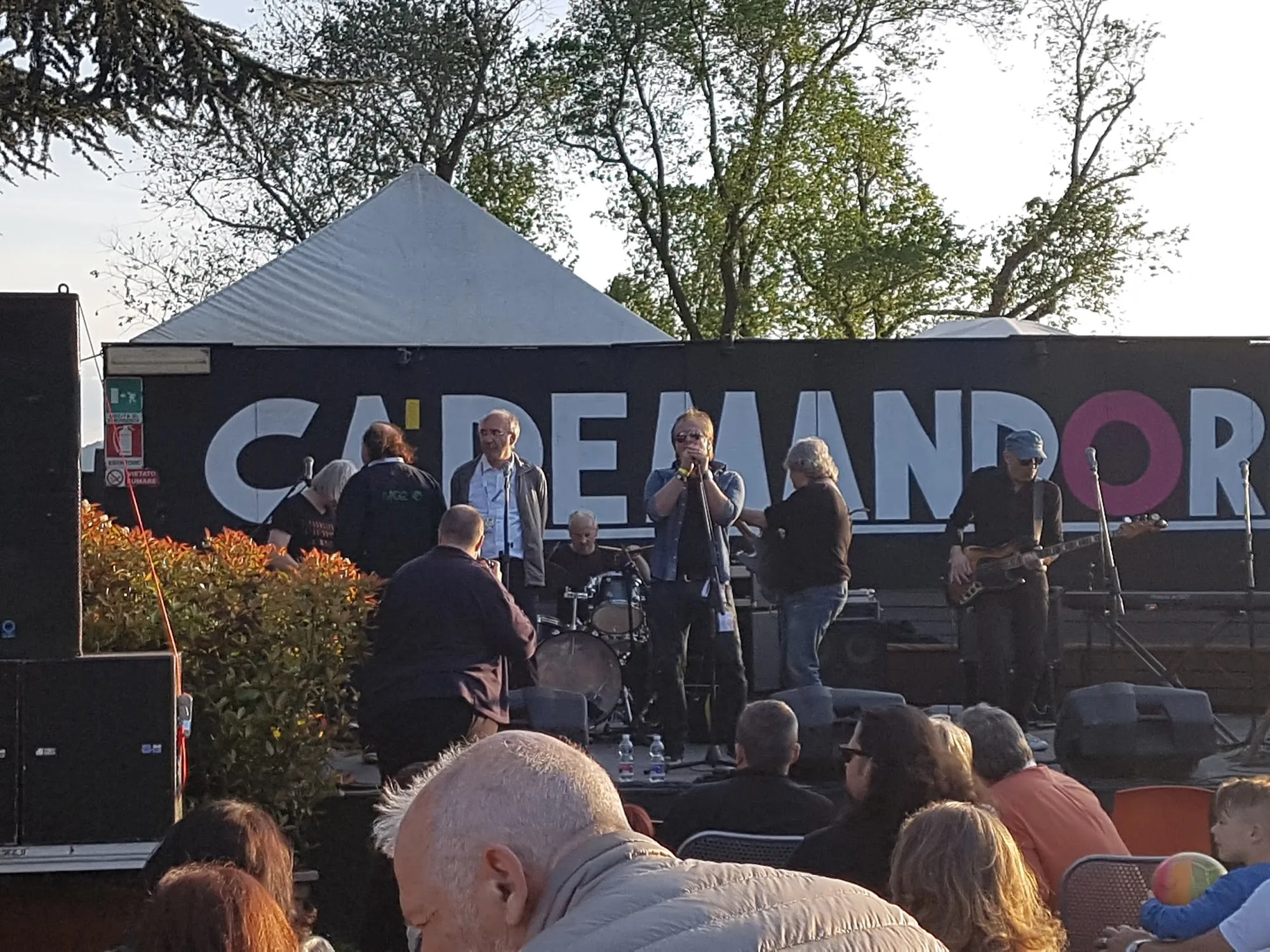 Live band performing on outdoor stage at Ristorante Ca de Mandorli San Lazzaro