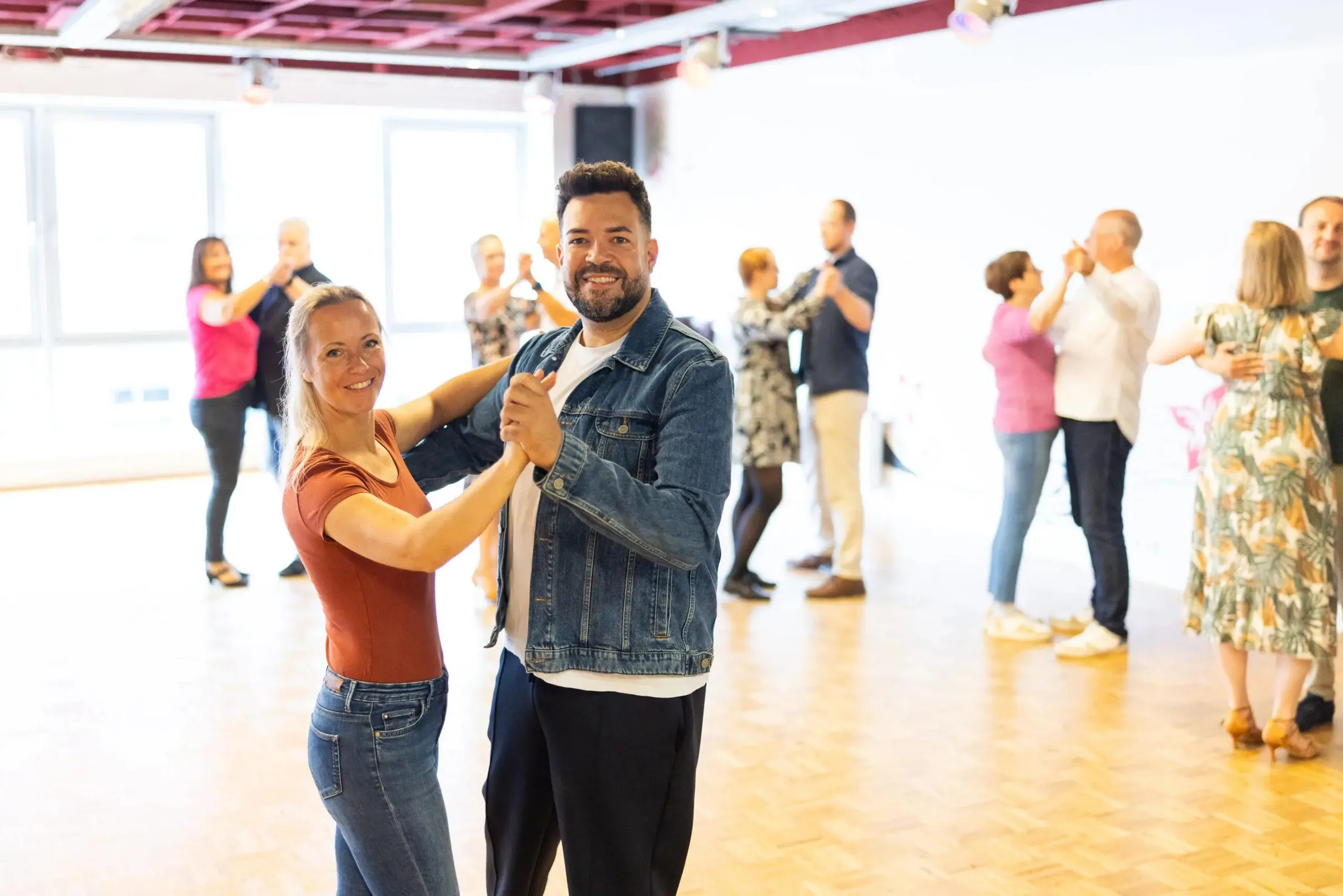 Couples partner dancing together at SalsArena on Wandschneiderstrasse in Bremen