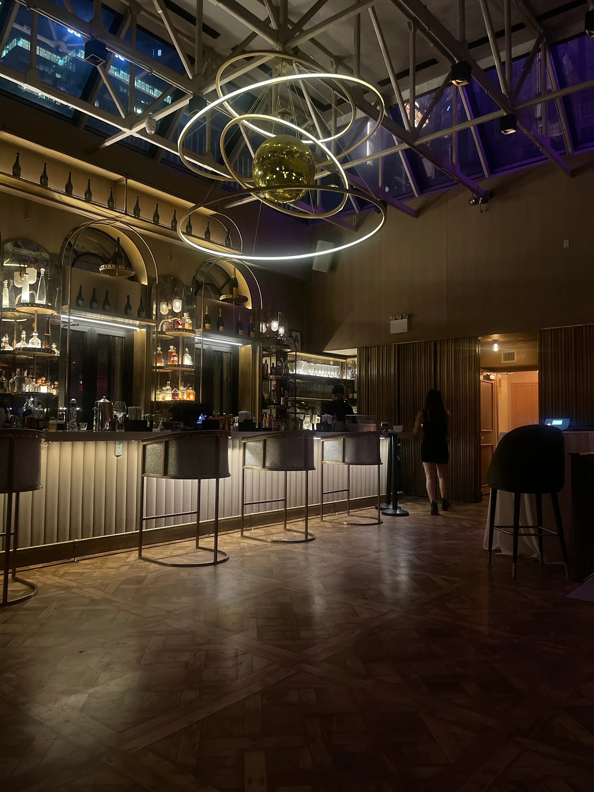 Elsie Rooftop interior in New York with disco ball, parquet floor and champagne bar