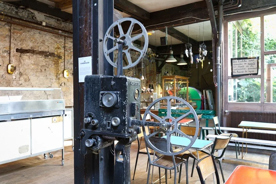 Le Comptoir General venue atmosphere in Paris with vintage decor and tropical garden