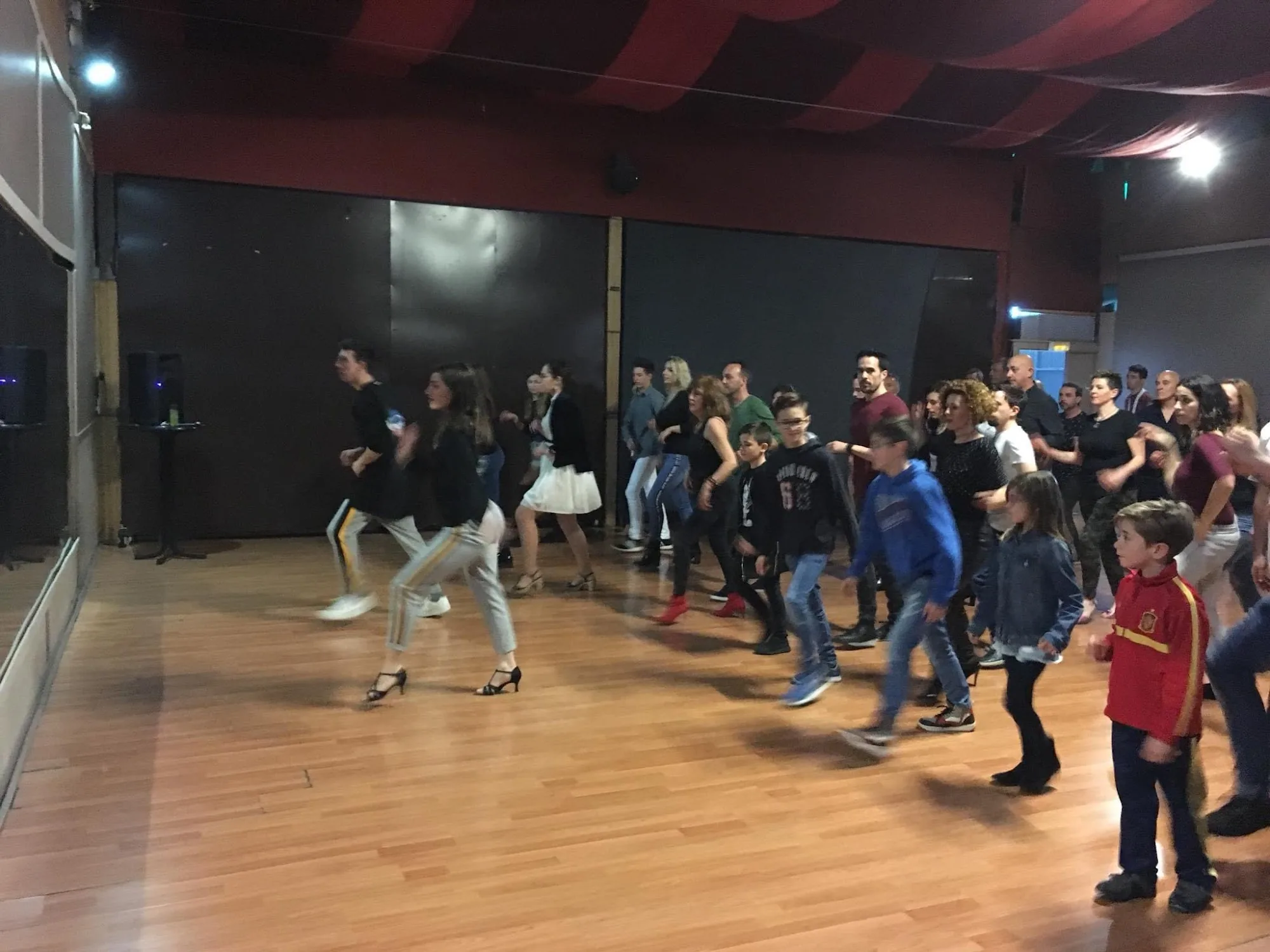 Group dancing in a large mirrored hall at Sala Ritmo dance venue in Córdoba