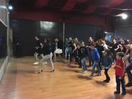 Group dancing in a large mirrored hall at Sala Ritmo dance venue in Córdoba — salsa, bachata venue in Córdoba