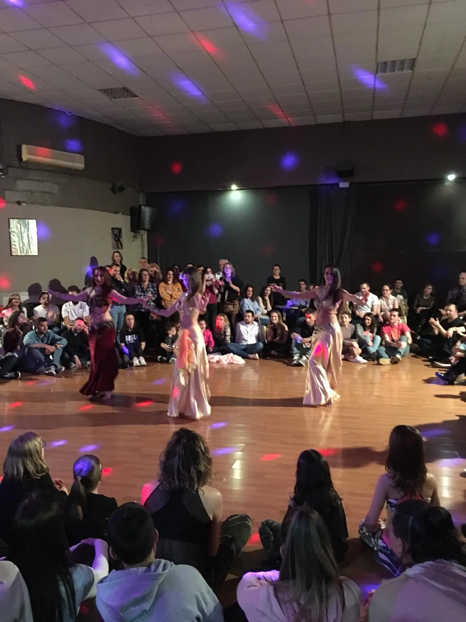 Dance performance with audience at Sala Ritmo Córdoba with disco ball lights