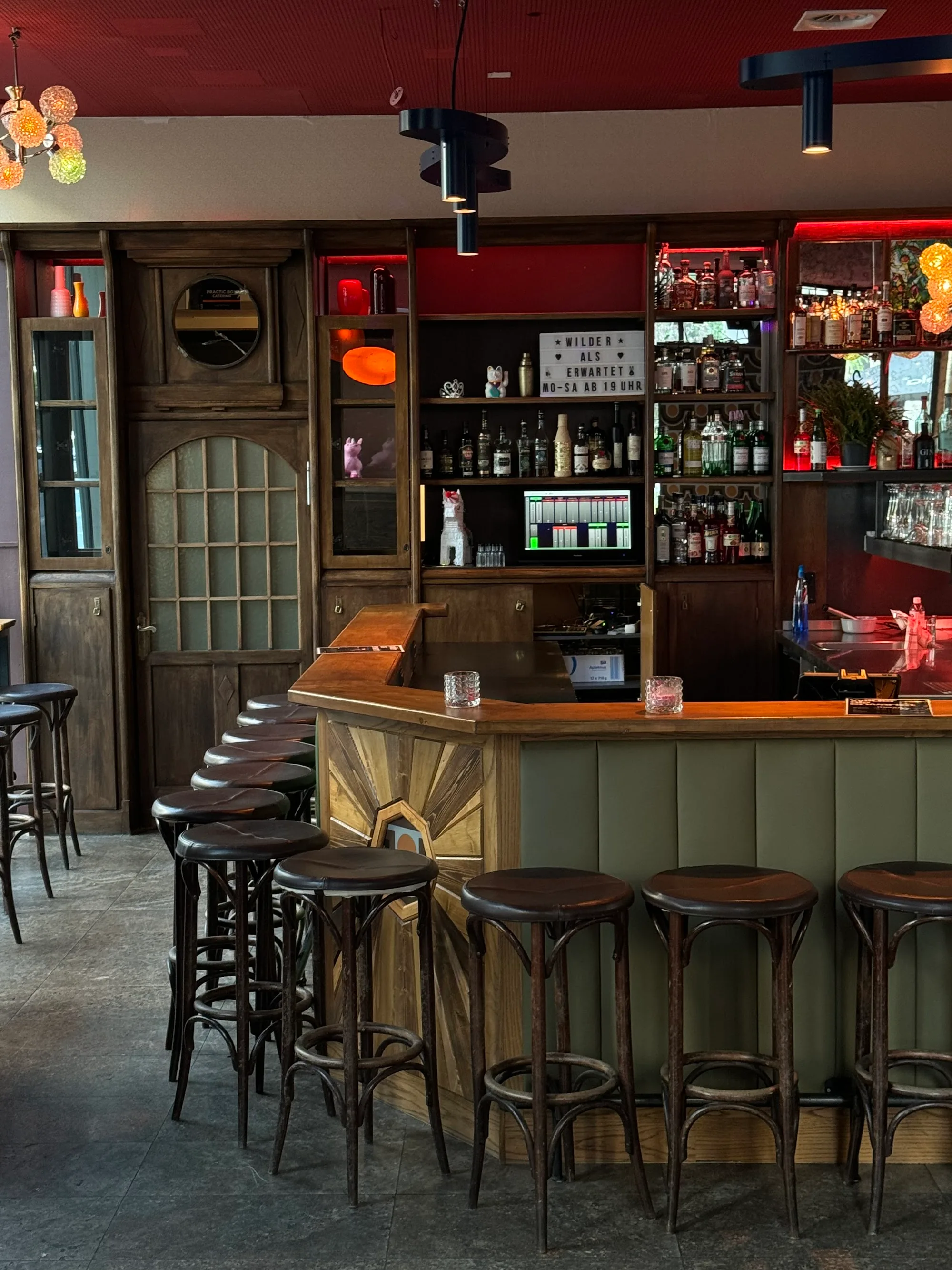 Bar counter and stools inside Wilder als erwartet Bar in Berlin