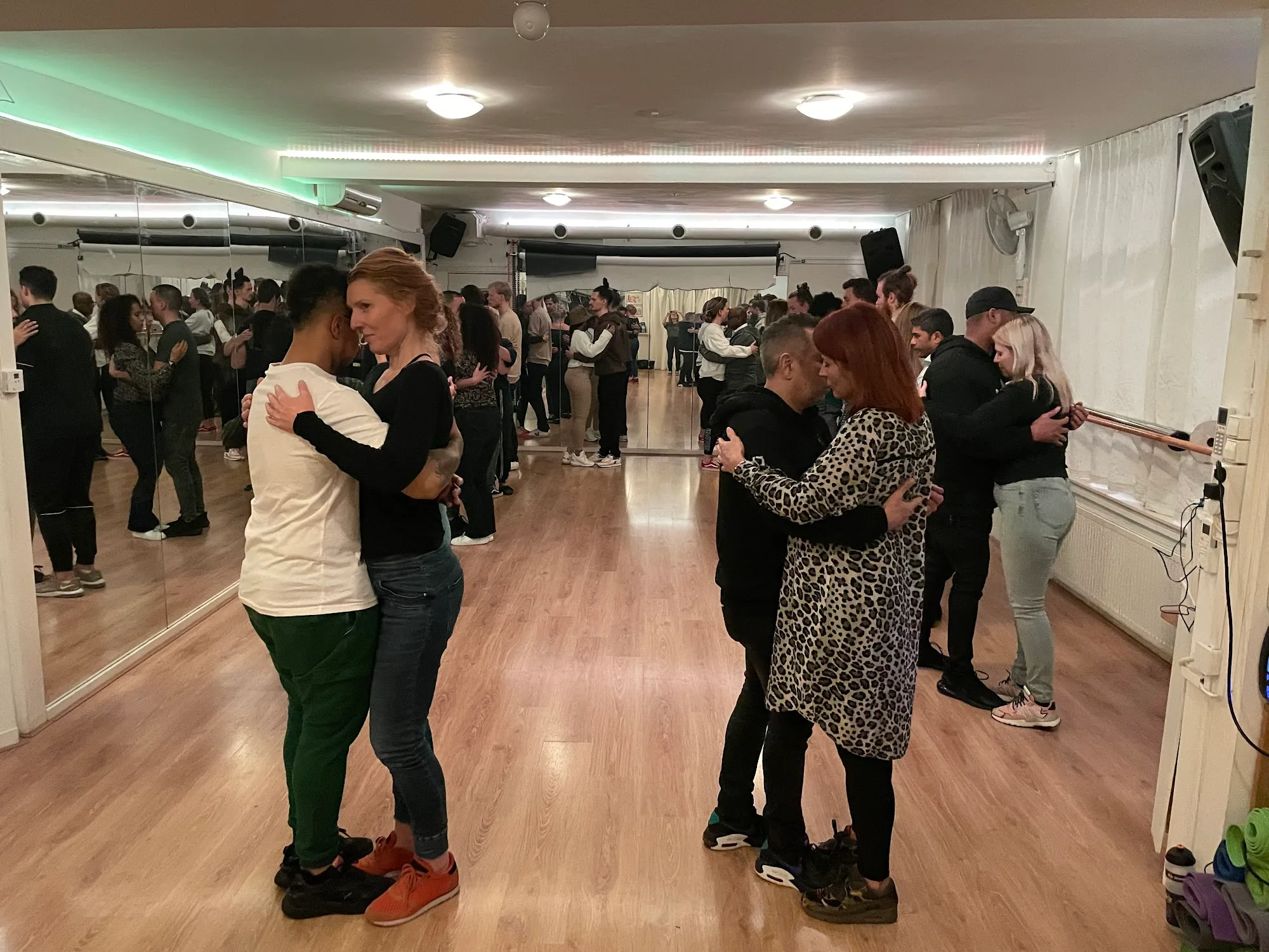 Multiple couples dancing in mirrored studio at Kizomba Lounge Rotterdam