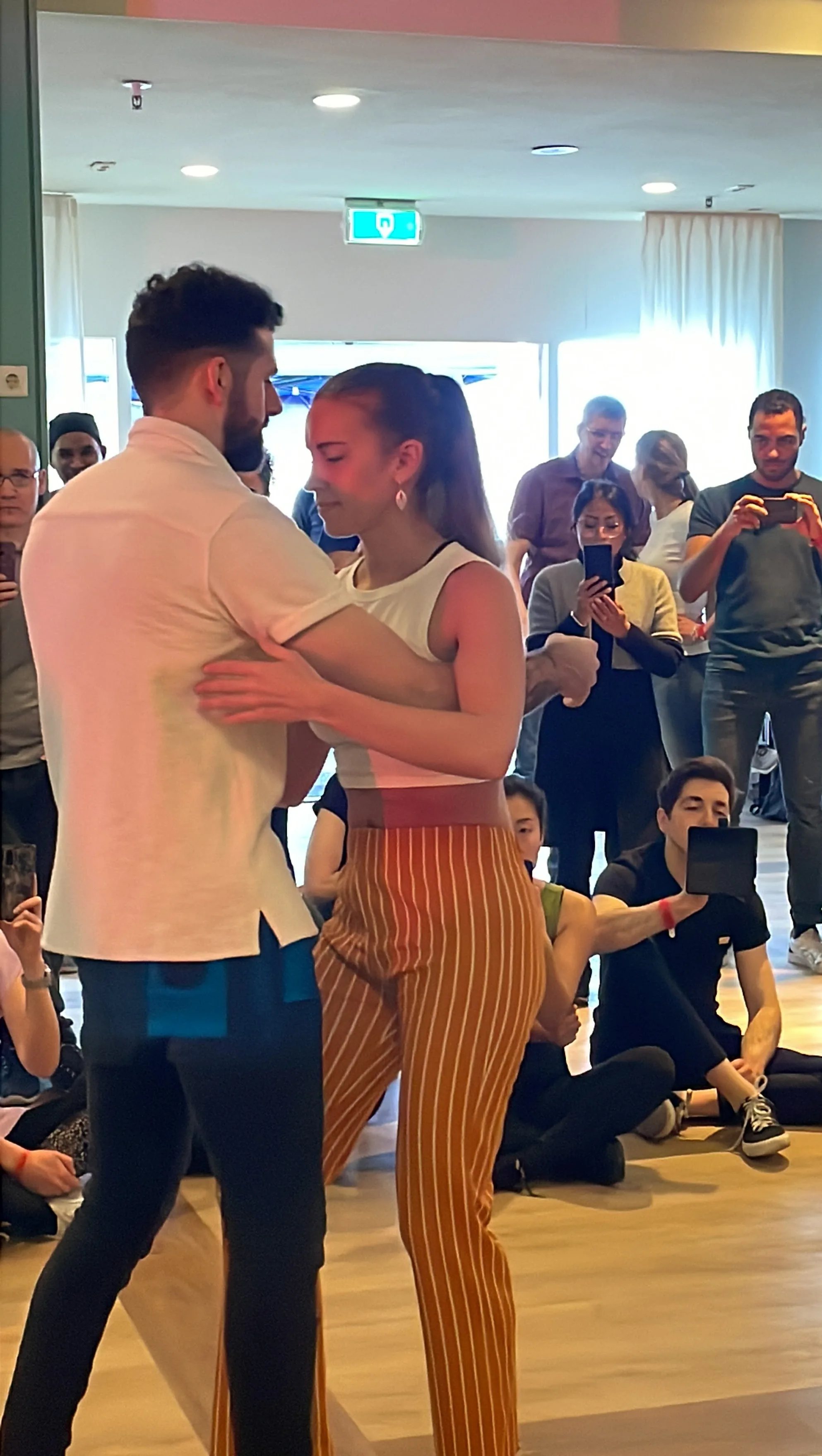 Performance couple dancing kizomba at Kizomba Lounge event Rotterdam