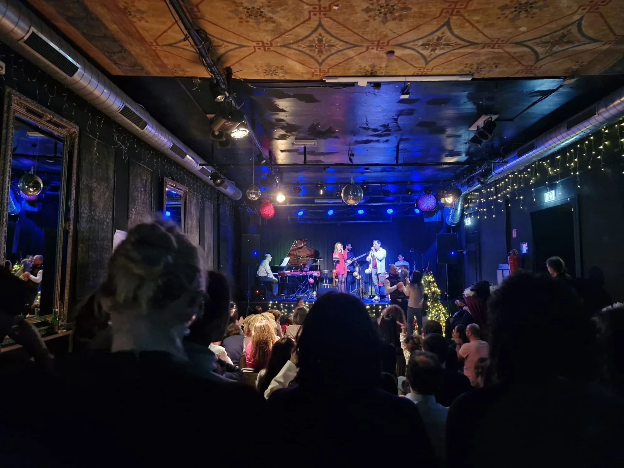 Full crowd watching live concert at Casa Mestiza Vienna nightclub