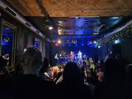 Full crowd watching live concert at Casa Mestiza Vienna nightclub, salsa venue in Vienna
