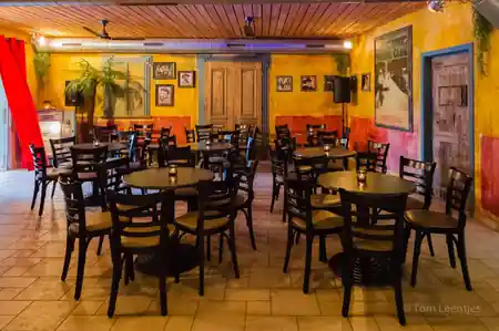 Azucar Dansatelier colorful interior seating area in Brugge — salsa, bachata, kizomba venue in Brugge