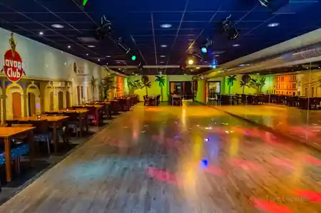 Azucar Dansatelier dance floor with Latin decor in Brugge — salsa, bachata, kizomba venue in Brugge