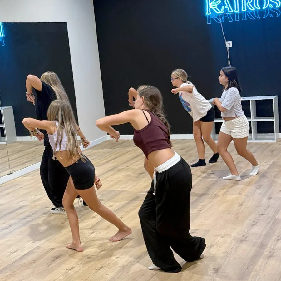 Urban dance class practicing inside the Kairos Baile studio in Palma de Mallorca