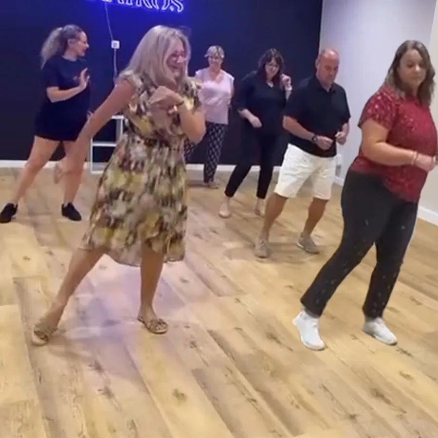 Adult students dancing at Kairos Baile dance school in Mallorca