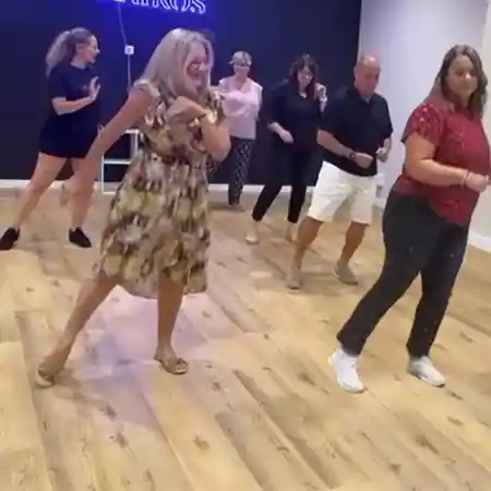 Adult students dancing at Kairos Baile dance school in Mallorca — salsa, bachata, kizomba venue in Palma de Mallorca