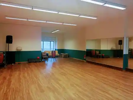 Dance studio with mirrored walls, conga drums and wooden floor at Baileo Tanzstudio, Leipzig — salsa venue in Leipzig