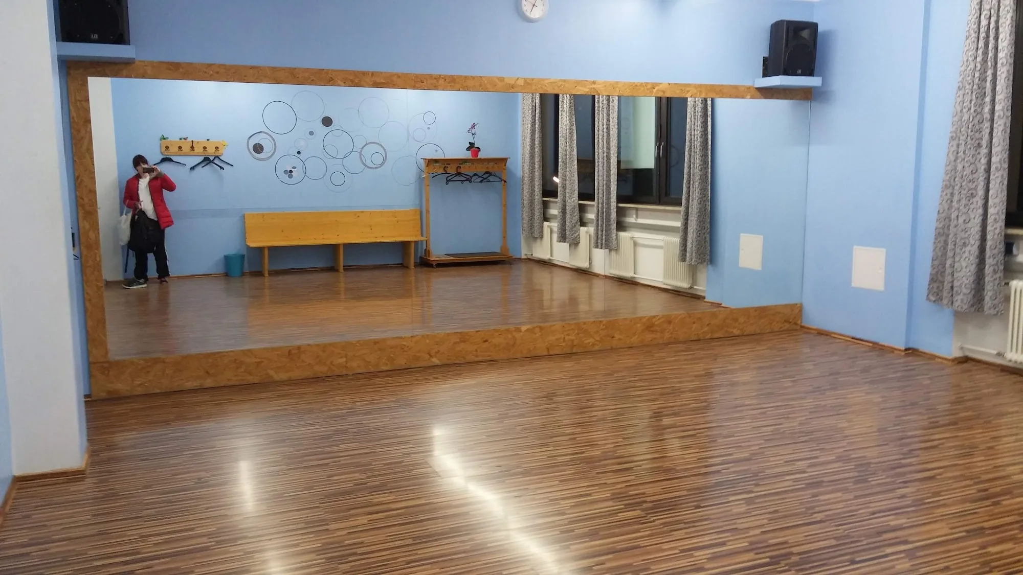 Polished wooden dance floor and full mirror wall inside Tanzstudio Rebecca White Studio in Munich