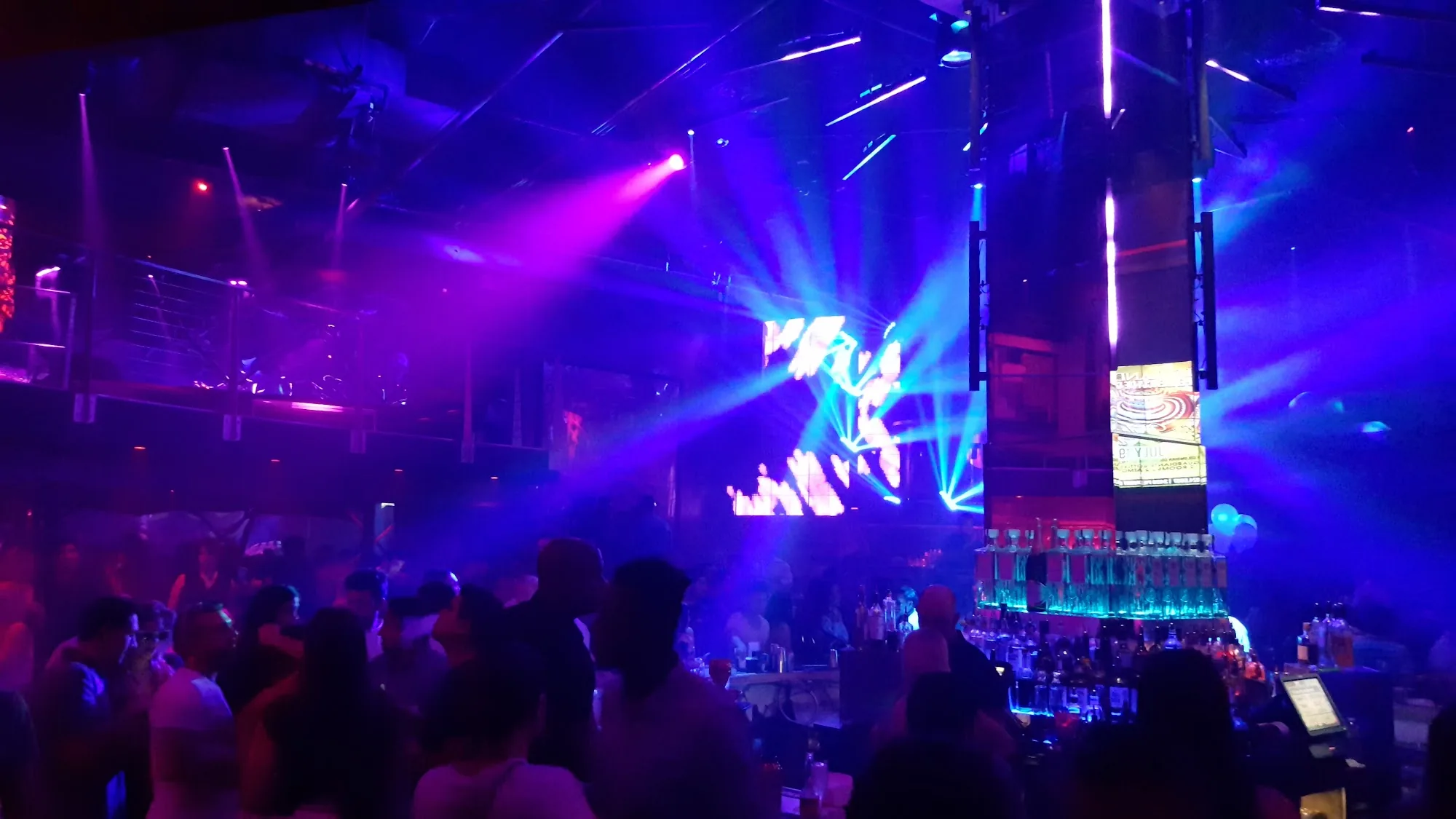 Packed dance floor with laser light show at Tounge and Groove Atlanta