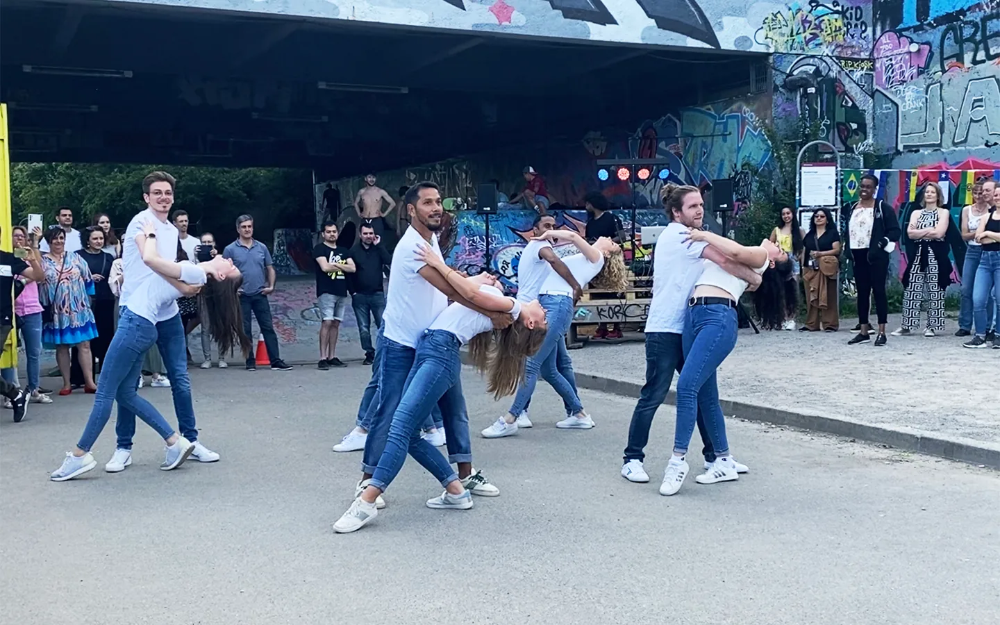 El Templo Heidelberg group showcasing bachata and salsa choreography outdoors