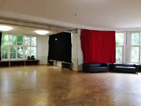 Elegant parquet floor room with red curtains at TUSCULUM Dresden event venue — bachata, salsa venue in Dresden