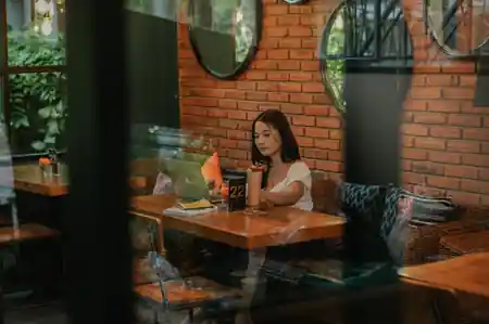 Interior view of Pilleyar Bar & Kitchen Bali with brick walls, round mirrors and lush greenery — salsa, bachata, kizomba venue in Bali