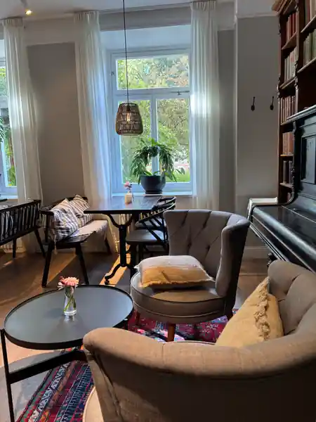 Birkagården cozy interior lounge with reading nook and bookshelves — zouk venue in Stockholm