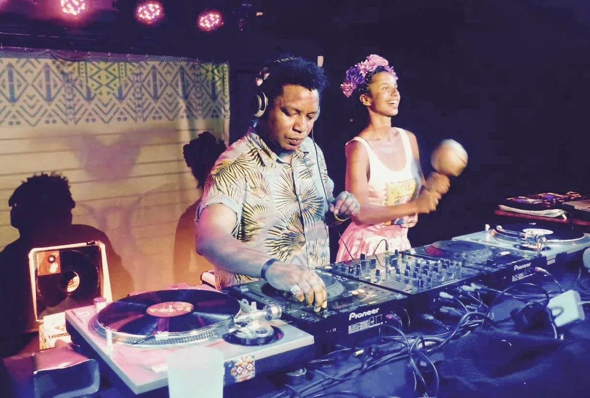 FANIALIVE Vienna DJs performing live with vinyl turntables and Latin decor