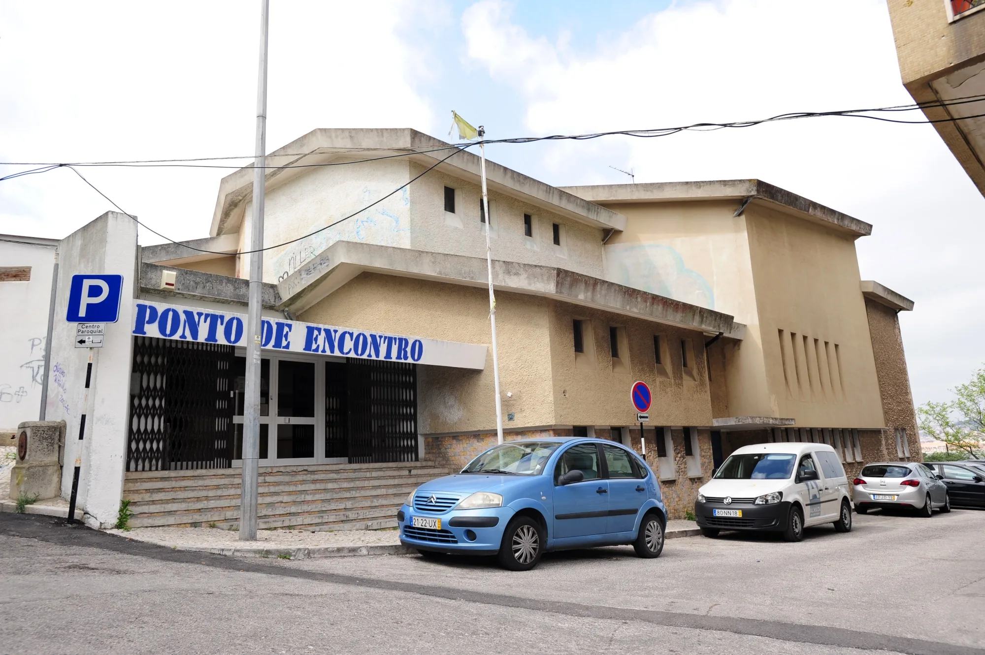 Exterior of Ponto de Encontro venue with signage in Almada, Portugal