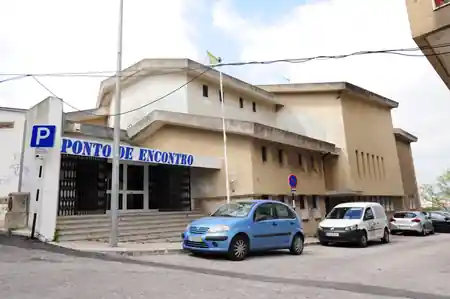 Exterior of Ponto de Encontro venue with signage in Almada, Portugal — bachata venue in Almada