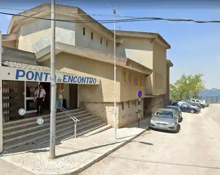 Full exterior of Ponto de Encontro Casa Municipal da Juventude with riverside backdrop in Almada — bachata venue in Almada