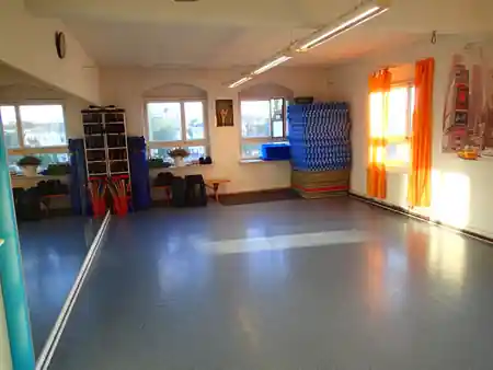 Broadway Dance School Dresden studio with mirrored walls and dance floor — salsa, bachata venue in Dresden