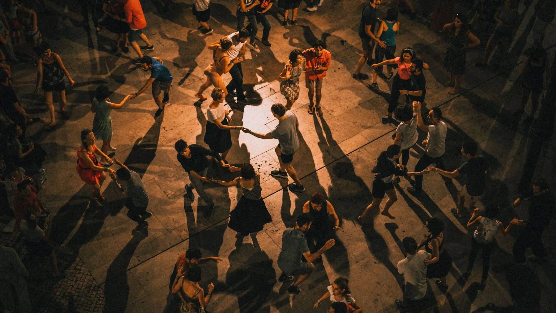 Black and white photo of energetic dance floor crowd at Bailando, Cologne